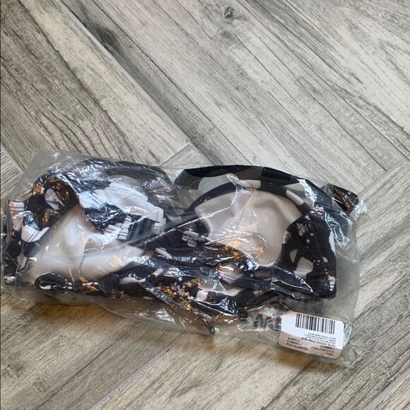 ASOS Chic Black and White Patterned Bikini Top 34 DD - Picture 4 of 4